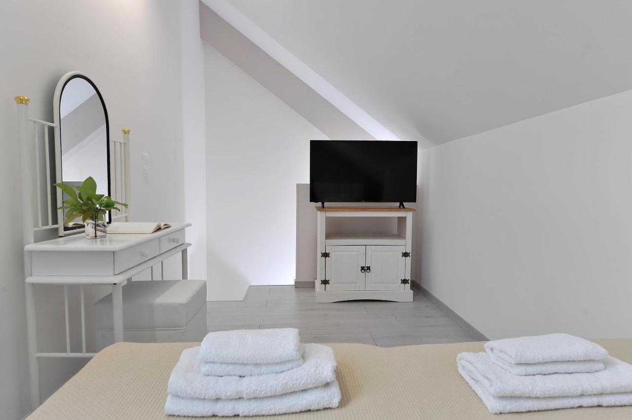 Alekos Luxury Suites Free 24H Transportation From - To Airport أرتيميدا المظهر الخارجي الصورة